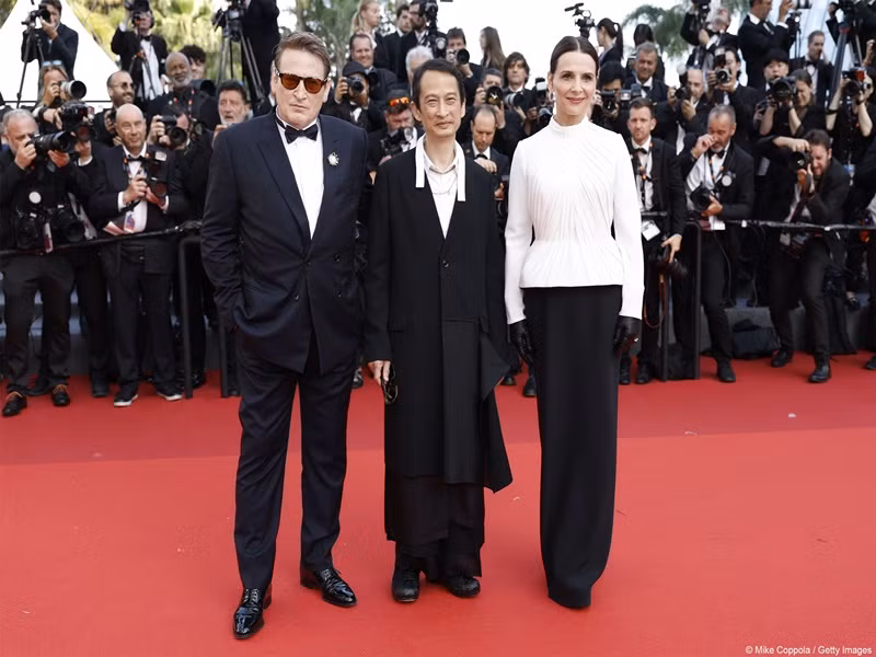 Trần Anh Hùng chụp ảnh cùng Juliette Binoche - diễn viên phim La passion de Dodin Bouffant. Ảnh: Getty