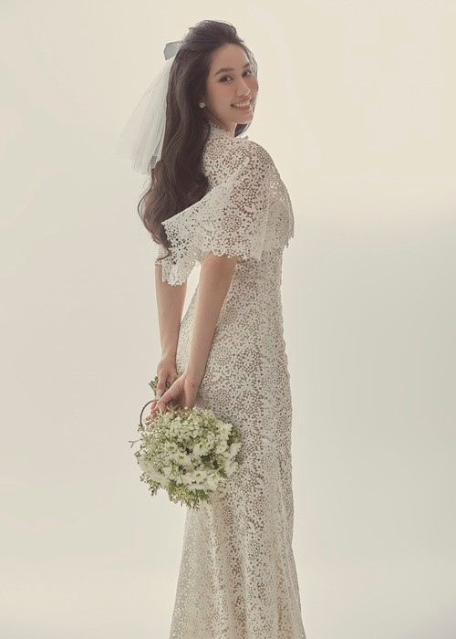 Người đẹp sinh năm 1998 lựa chọn một mẫu váy ren trắng tinh khiết.