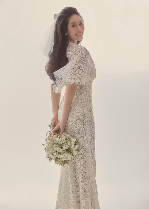 Người đẹp sinh năm 1998 lựa chọn một mẫu váy ren trắng tinh khiết.