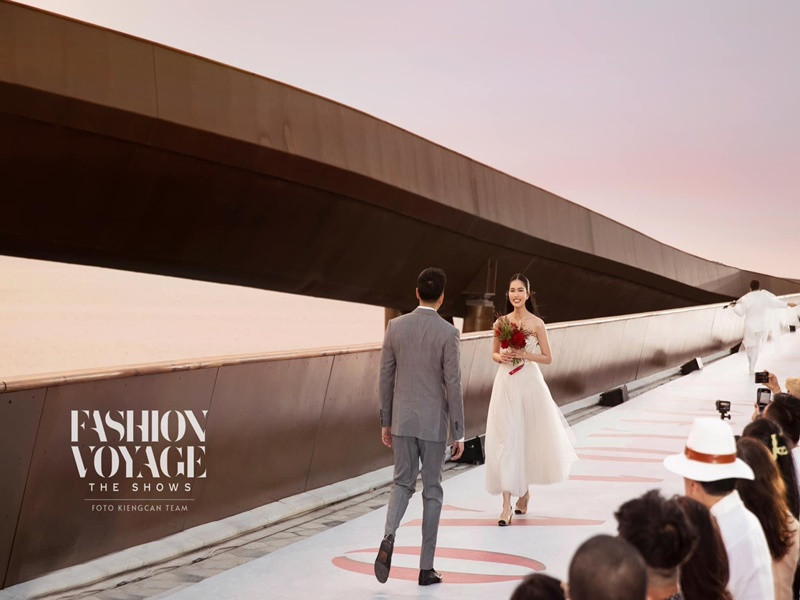 Hơn 1 tháng trước, nàng hậu được người yêu cầu hôn trên sân khấu một chương trình thời trang.