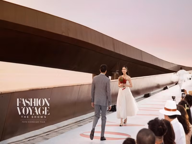 Hơn 1 tháng trước, nàng hậu được người yêu cầu hôn trên sân khấu một chương trình thời trang.