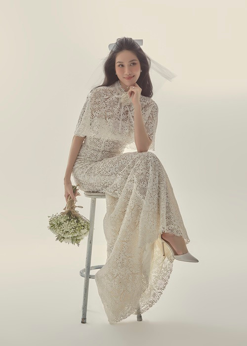 Mới đây, Á hậu Phương Anh tung ảnh cưới sau hơn 1 tháng được cầu hôn.