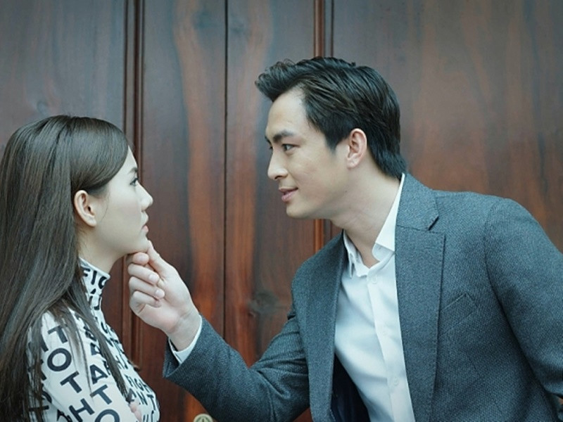 Lãnh Thanh chia sẻ trên Dân Việt, với bất cứ bạn diễn nữ nào, anh đều "canh cánh" mối lo về bạn trai của bạn diễn. "nếu có bị bạn trai của bạn diễn xông vào trường quay thì đổ hết cho đạo diễn là được. Cứ nói đó là đạo diễn bảo tôi làm thì phải làm thôi", Lãnh Thanh tự nhủ. Ảnh: Thế giới điện ảnh