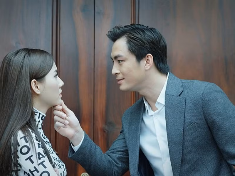 Lãnh Thanh chia sẻ trên Dân Việt, với bất cứ bạn diễn nữ nào, anh đều "canh cánh" mối lo về bạn trai của bạn diễn. "nếu có bị bạn trai của bạn diễn xông vào trường quay thì đổ hết cho đạo diễn là được. Cứ nói đó là đạo diễn bảo tôi làm thì phải làm thôi", Lãnh Thanh tự nhủ. Ảnh: Thế giới điện ảnh