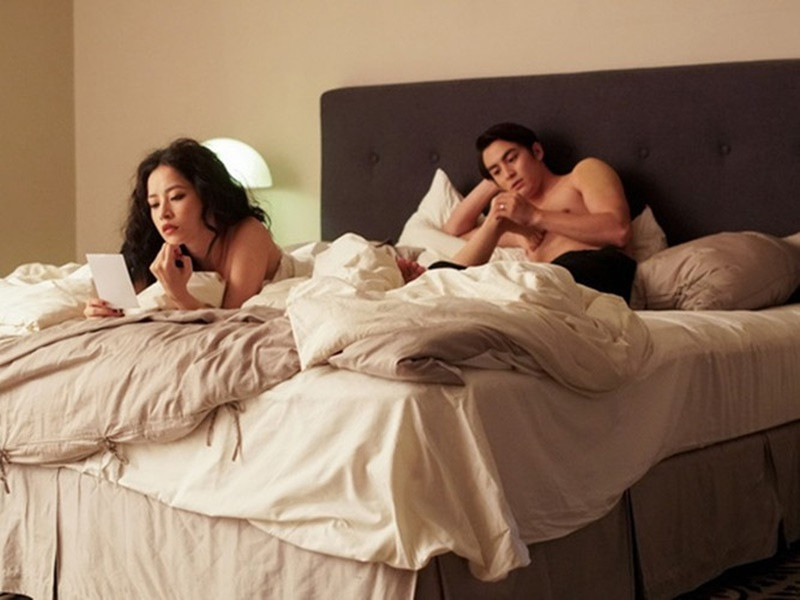 Lãnh Thanh có loạt cảnh diễn táo bạo với Chi Pu và Thanh Hằng trên màn ảnh. Trước "Chị chị em em", anh gây chú ý khi đóng nhiều cảnh nóng trong bộ phim "Chàng dâng cá nàng ăn hoa". Ảnh: Vietnamnet