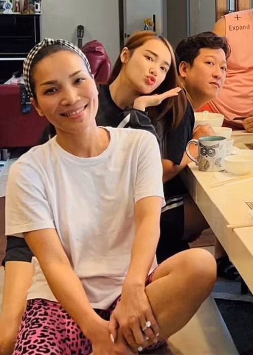 Nhã Phương hộ tống Trường Giang đi diễn ở Mỹ hồi tháng 4. Ảnh: FBNV.