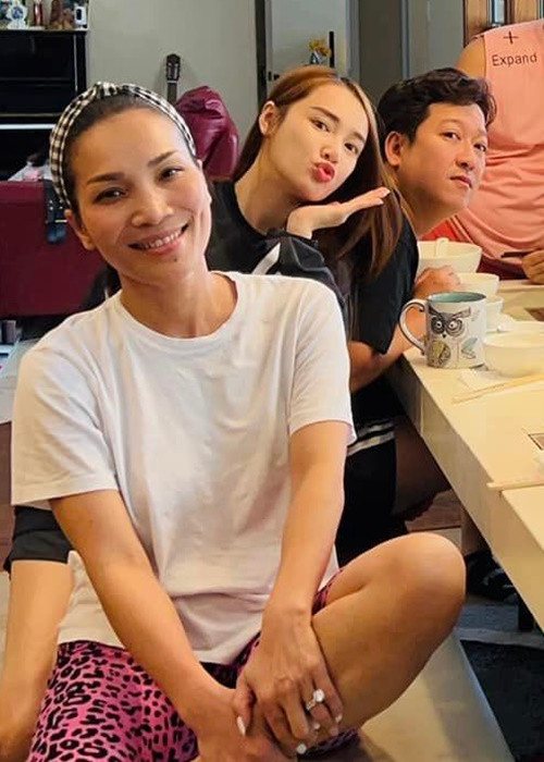 Nhã Phương hộ tống Trường Giang đi diễn ở Mỹ hồi tháng 4. Ảnh: FBNV.