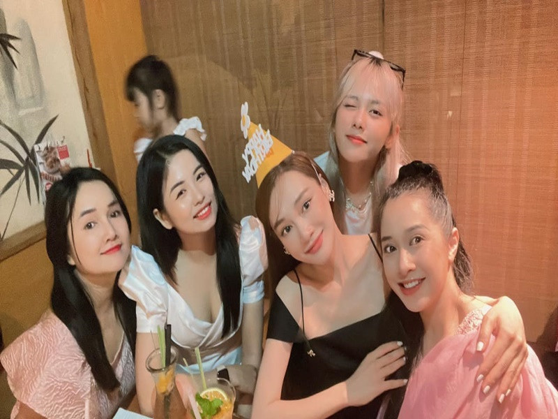 Nhã Phương vẫn che chắn bụng bầu. Ảnh: FBNV.