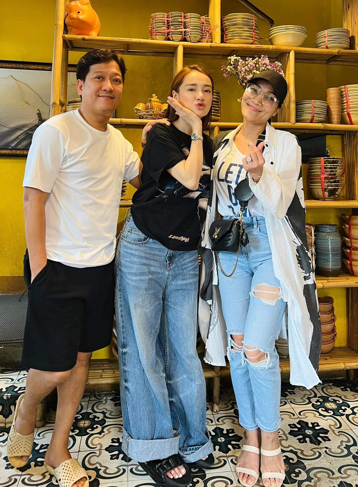 Nữ diễn viên sinh năm 1990 vừa đóng phim vừa hỗ trợ chồng kinh doanh. Ảnh: FBNV.