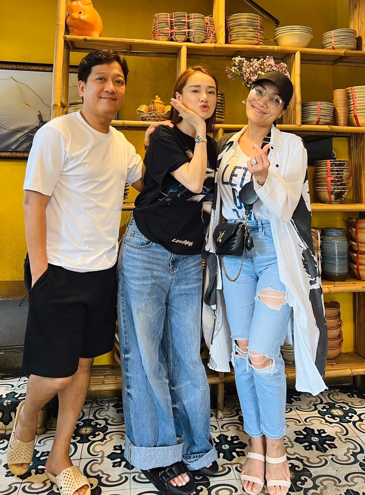 Nữ diễn viên sinh năm 1990 vừa đóng phim vừa hỗ trợ chồng kinh doanh. Ảnh: FBNV.