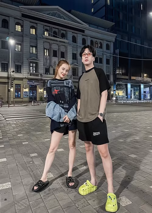 Nhã Phương mặc áo rộng, di dép lê khi xuất hiện bên Phát La hồi tháng 3. Ảnh: FBNV.