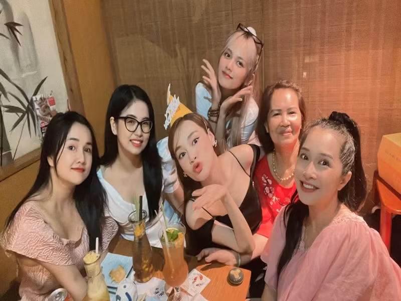 Cách đây ít ngày, bà xã Trường Giang khoe vẻ gợi gảm, trẻ trung trong bữa tiệc sinh nhật. Ảnh: FBNV.