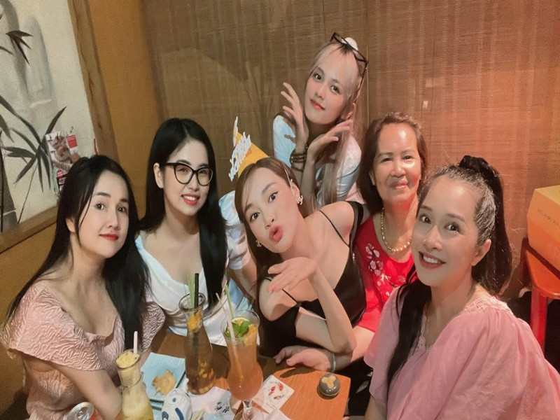 Cách đây ít ngày, bà xã Trường Giang khoe vẻ gợi gảm, trẻ trung trong bữa tiệc sinh nhật. Ảnh: FBNV.