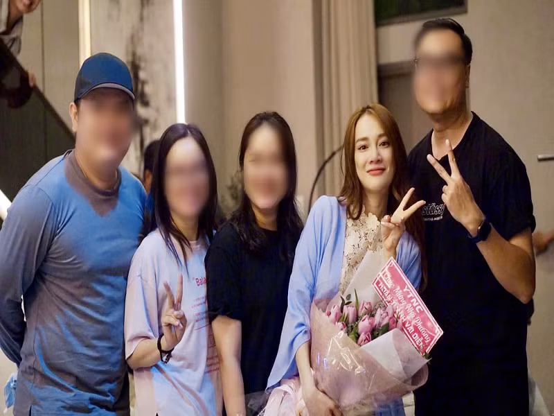 Nữ diễn viên phim Tuổi thanh xuân miệt mài làm việc. Cách đây ít ngày, Nhã Phương kết thúc quay hình bộ phim Yêu trước ngày cưới. Trong bức ảnh ê-kíp phim chia sẻ, bà xã Trường Giang mắt đỏ hoe sau cảnh quay khóc. Ảnh: Phụ Nữ Việt Nam.