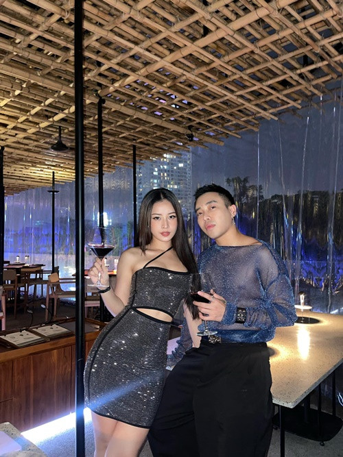 Theo Zing, ê-kíp của nam stylist đã di chuyển 4 lần với tổng số hành lý là hơn 400kg cho Chi Pu thi Đạp gió 2023. Hoàng Ku chia sẻ, anh giao tiếp tiếng Trung ở mức thông thường nên chỉ giúp Chi Pu được những câu nói căn bản. Ảnh: FBNV