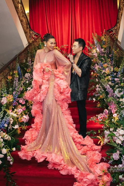 Khi làm stylist cho Thanh Hằng, Hoàng Ku chia sẻ: "Không hề dễ dàng. Hai vấn đề của chị Hằng đó là chị Hằng quá đẹp và rất khó tính. Để làm cho chị khác đi mà khiến chị hài lòng là một bài toán cực khó". Ảnh: FBNV