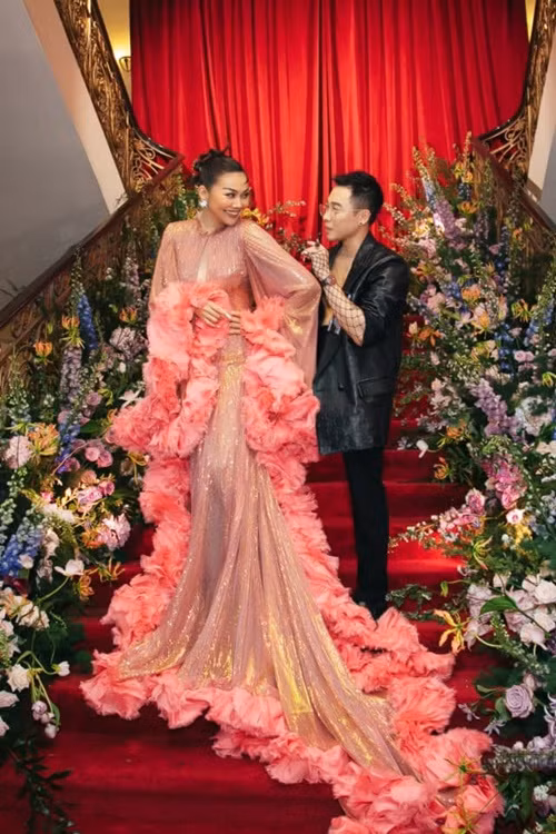 Khi làm stylist cho Thanh Hằng, Hoàng Ku chia sẻ: "Không hề dễ dàng. Hai vấn đề của chị Hằng đó là chị Hằng quá đẹp và rất khó tính. Để làm cho chị khác đi mà khiến chị hài lòng là một bài toán cực khó". Ảnh: FBNV