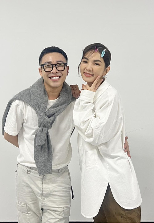 Ngoài Chi Pu, Hoàng Ku luôn cố gắng hỗ trợ các nghệ sĩ khác của Đạp gió.