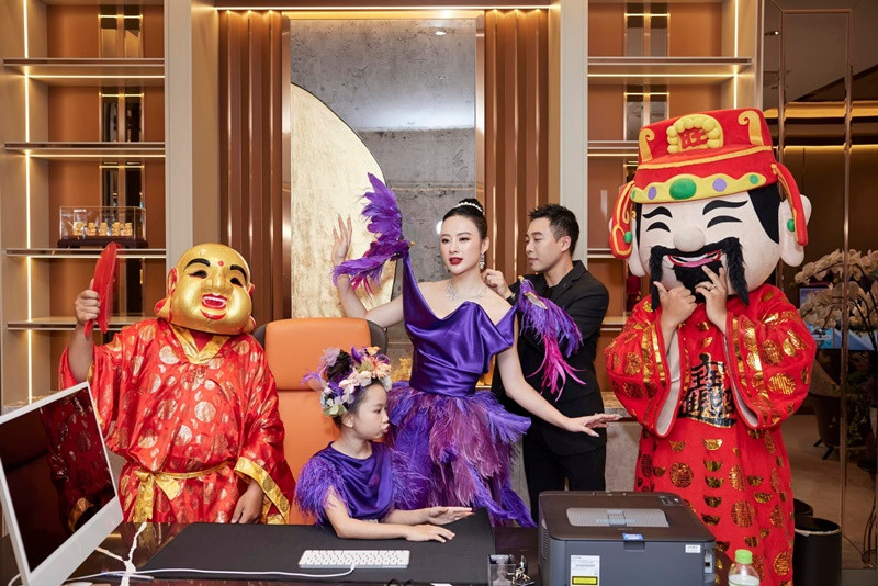 Nam stylist chia sẻ trên Saostar, anh thường ký hợp đồng với các khách hàng theo năm. Ảnh: FBNV