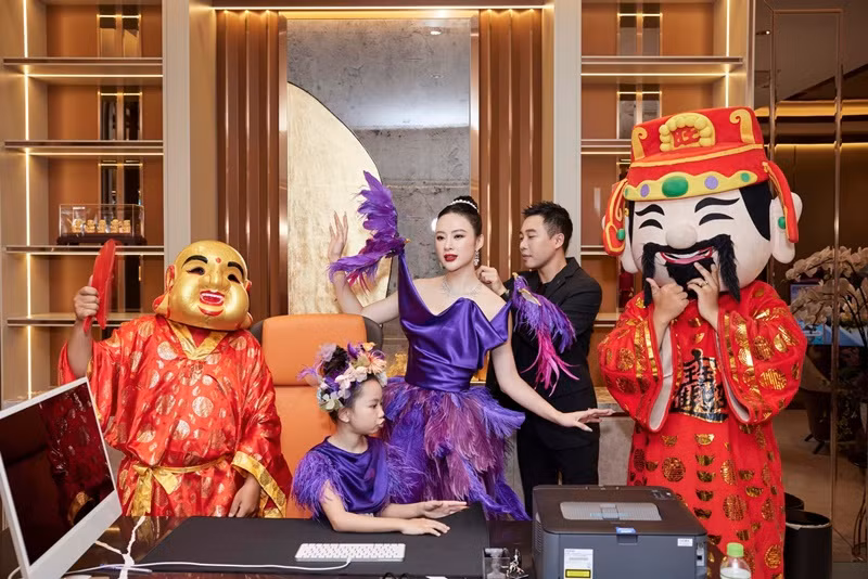 Nam stylist chia sẻ trên Saostar, anh thường ký hợp đồng với các khách hàng theo năm. Ảnh: FBNV