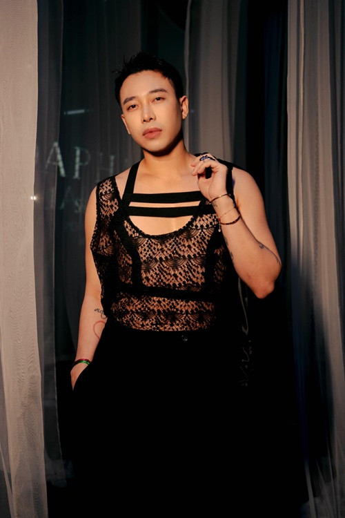 Sinh năm 1988, Hoàng Ku từng mơ ước trở thành nhà thiết kế thời trang. Đến năm cấp 3, anh đi làm thêm ở các cửa hàng quần áo. Năm 18 tuổi, Hoàng Ku mở cửa hàng quần áo.