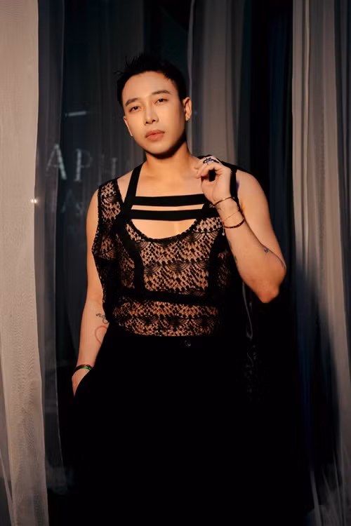 Sinh năm 1988, Hoàng Ku từng mơ ước trở thành nhà thiết kế thời trang. Đến năm cấp 3, anh đi làm thêm ở các cửa hàng quần áo. Năm 18 tuổi, Hoàng Ku mở cửa hàng quần áo.