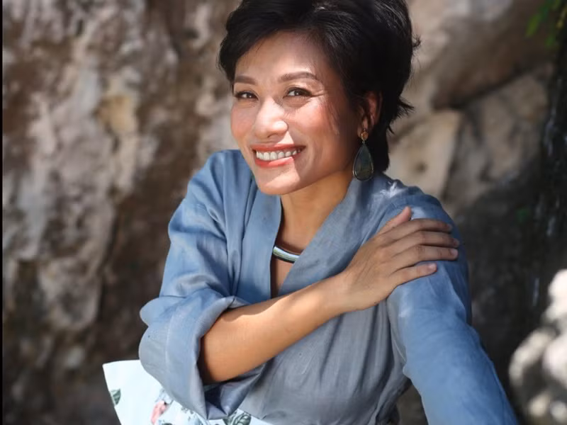 Theo Người Lao Động, Trần Ly Ly đỗ thủ khoa của Khoa Sáng tác Múa, Đại học Sân khấu Điện ảnh Hà Nội. Cô từng nhận được học bổng du học tại Đại học Công nghệ Queensland (Australia). Ảnh: Dân Việt.