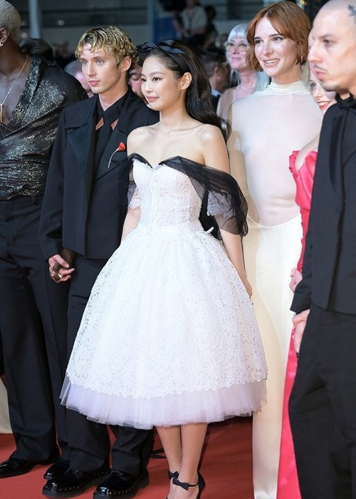 Jennie (thành viên nhóm nhạc Hàn Quốc BlackPink) dự sự kiện sau ồn ào lộ ảnh thân mật bên V (thành viên nhóm nhạc Hàn Quốc BTS). Ảnh: Newsen.