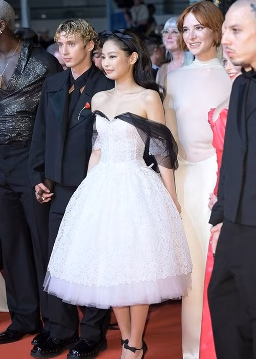 Jennie (thành viên nhóm nhạc Hàn Quốc BlackPink) dự sự kiện sau ồn ào lộ ảnh thân mật bên V (thành viên nhóm nhạc Hàn Quốc BTS). Ảnh: Newsen.