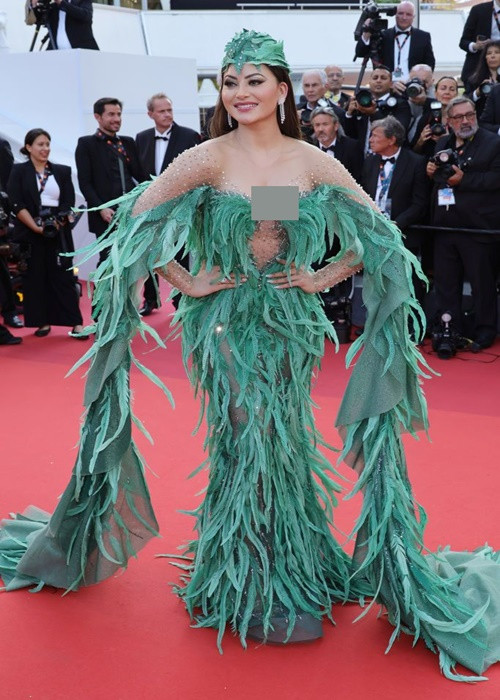 Nữ người mẫu người Ấn Độ Urvashi Rautela có màn xuất hiện ấn tượng trên thảm đỏ Liên hoan phim Cannes. Ảnh: Harper's Bazaar.