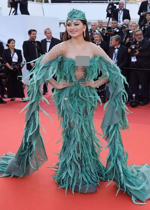 Nữ người mẫu người Ấn Độ Urvashi Rautela có màn xuất hiện ấn tượng trên thảm đỏ Liên hoan phim Cannes. Ảnh: Harper's Bazaar.