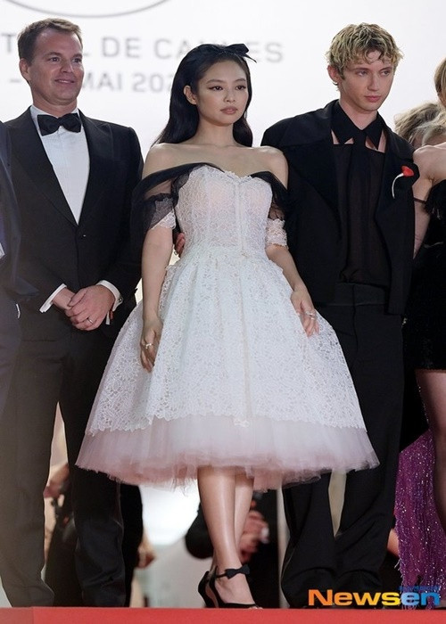 Jennie có mặt ở Cannes trong khi phía V xác nhận, nam ca sĩ không tham dự liên hoan phim như đồn đoán. Ảnh: Newsen.