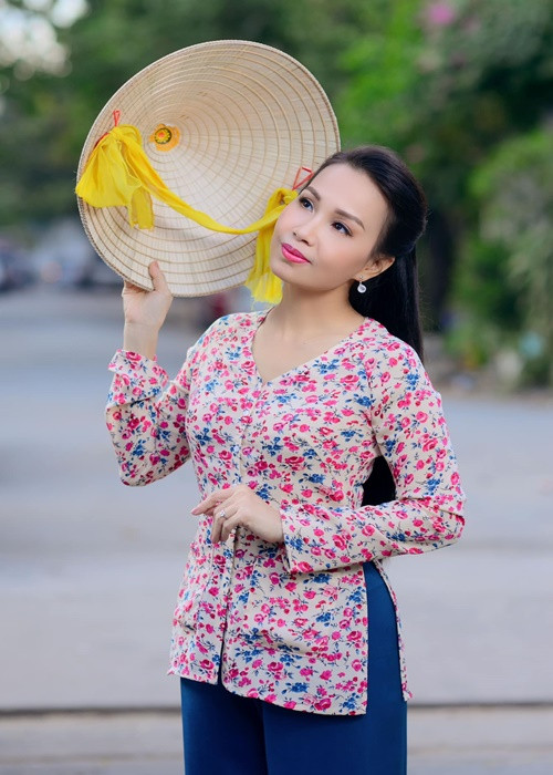 Cẩm Ly không có mức cát sê thuộc hàng “khủng” nhưng thu nhập của cô ổn định nhờ đắt show ca hát, tham gia gameshow. Ảnh: FBNV.