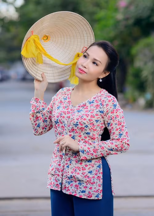 Cẩm Ly không có mức cát sê thuộc hàng “khủng” nhưng thu nhập của cô ổn định nhờ đắt show ca hát, tham gia gameshow. Ảnh: FBNV.