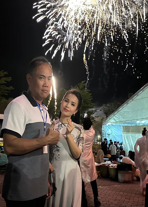 Cẩm Ly kết hôn với nhạc sĩ Minh Vy. Cặp đôi có hai con gái. Ảnh: FBNV.