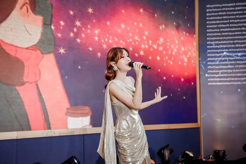 Giọng của Lynk Lee nay nữ tính hơn rất nhiều nhưng giọng hát lại yếu hơn trước.