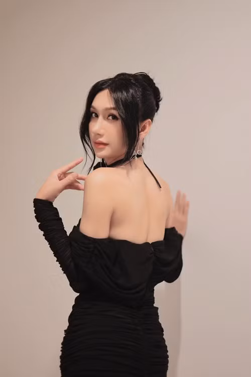 Nhan sắc của Lynk Lee thăng hạng với những đường nét trên cơ thể ngày càng nữ tính, mềm mại.