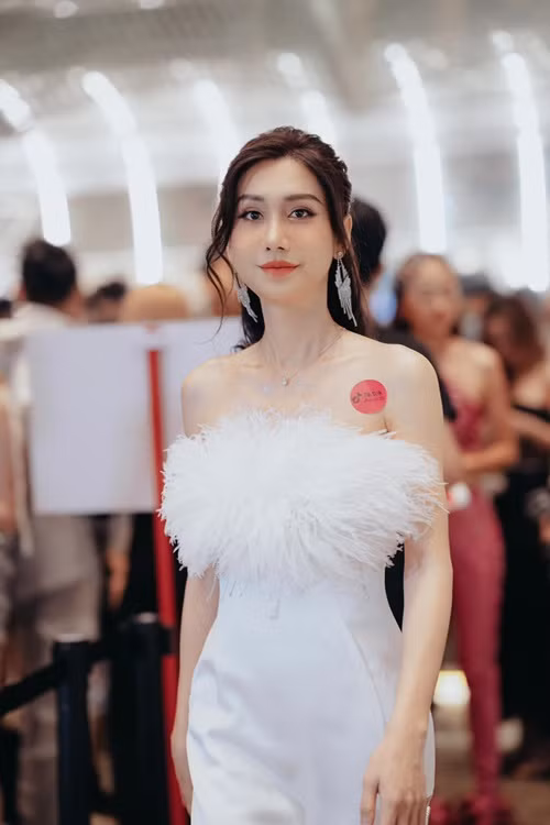 Lynk Lee nhấn mí, sửa mũi, tiêm filler má, cằm và môi, sửa khung xương mặt, gọt hàm, hạ đường chân tóc, trượt cằm, căng da mặt, nâng ngực, cắt yết hầu, phẫu thuật thanh quản.