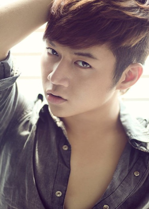 Nhà tạo mẫu sinh năm 1988 đến từ Đà Nẵng. Anh từng lọt top 10 cuộc thi ca hát Vietnam Idol năm 2007. Ảnh: FBNV.