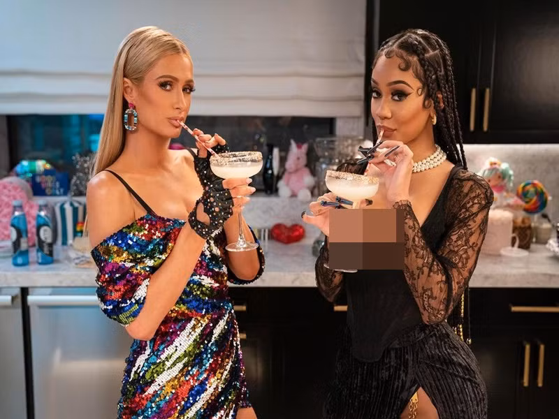 Không chỉ Phạm Băng Băng, Paris Hilton (trái) từng diện đầm của Chung Thanh Phong. Ảnh: Bazaarvietnam.