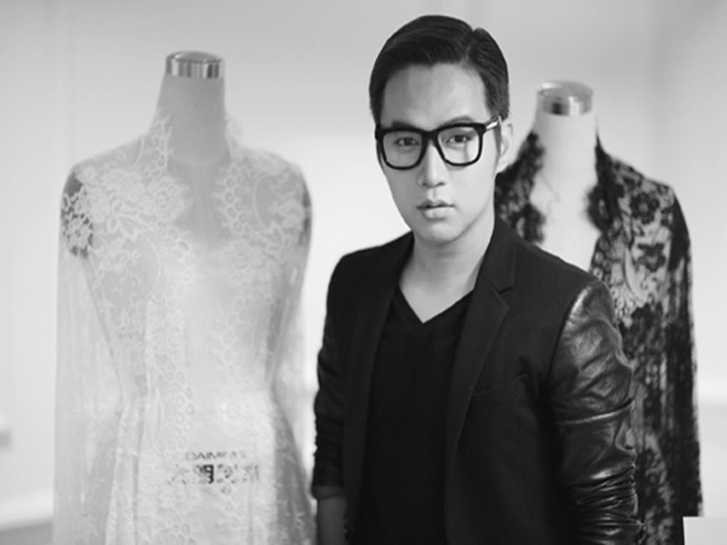 Theo Saostar, khi đang là sinh viên, Chung Thanh Phong làm quản lý một thương hiệu thời trang. Đến năm 2013, anh thành lập thương hiệu thời trang với số tiền 30 triệu đồng. Ảnh: Dân Việt.