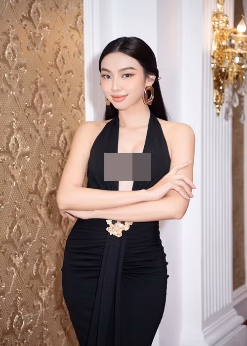 Sau khi hội ý, HĐXX thông báo, đối với đề nghị tách vụ án của hai bên đương sự, tòa đề nghị cả hai làm yêu cầu bằng văn bản tới tòa. Ngoài ra, HĐXX quyết định tạm dừng phiên tòa để thực hiện các biện pháp tố tụng, thời gian mở lại sẽ thông báo sau. Ảnh: FBNV.