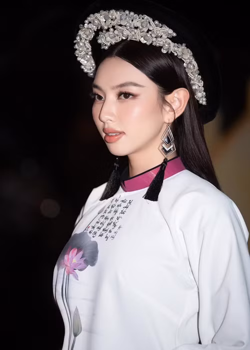 Chiều ngày 8/5, TAND quận Gò Vấp mở phiên xét xử vụ án tranh chấp hợp đồng vay tài sản giữa nguyên đơn là bà Đặng Thùy Trang và bị đơn là Hoa hậu Thùy Tiên, và vụ án tranh chấp về bồi thường thiệt hại ngoài hợp đồng giữa Thùy Tiên (nguyên đơn) và bà Đặng Thùy Trang (bị đơn). Cả Thùy Tiên và Thùy Trang đều vắng mặt tại phiên tòa và có văn bản ủy quyền cho các luật sư tham gia tố tụng. Ảnh: FBNV.