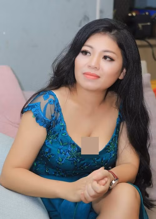  Ca sĩ Anh Thơ kín tiếng về chuyện tình cảm. Năm 2017, cô lần đầu tiết lộ, cuộc hôn nhân của mình kết thúc sau 8 năm. "Tôi nghĩ đó là duyên phận, đến rồi đi và mình phải chấp nhận là một mình nuôi con”, cô chia sẻ trên Zing. Ảnh: Người lao động