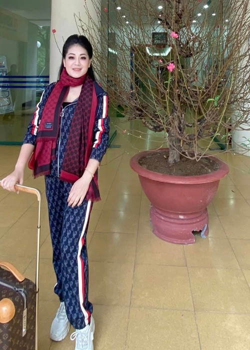 Anh Thơ cho hay, cô không có quản lý, trợ lý nên thường tự tay sắp đồ khi đi diễn. Ảnh: FBNV