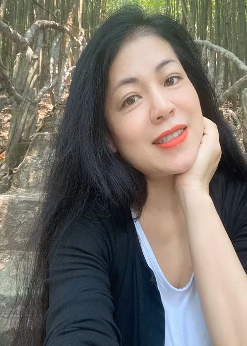 “Mình chấp nhận số phận và nhiều khi tự nhủ, ôi độc thân lại sướng: không phải quá bận tâm gia đình hai bên thế nào, không phải đi bước nữa, yêu nghề yêu con cái. Thôi giờ này đừng nghĩ đến chuyện lấy chồng. Thực ra bên trong tôi cũng “kiêu” phết đấy, để tán Anh Thơ không phải dễ. Tình yêu trai gái với tôi không phải là cái gì quá khát khao, ghê gớm. Với tôi những chuyện đó chỉ có trong văn chương”, Anh Thơ chia sẻ. Ảnh: FBNV