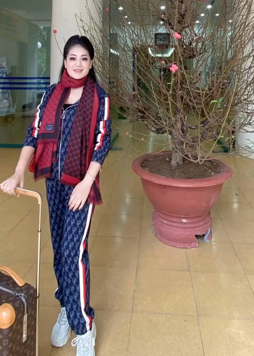 Anh Thơ cho hay, cô không có quản lý, trợ lý nên thường tự tay sắp đồ khi đi diễn. Ảnh: FBNV