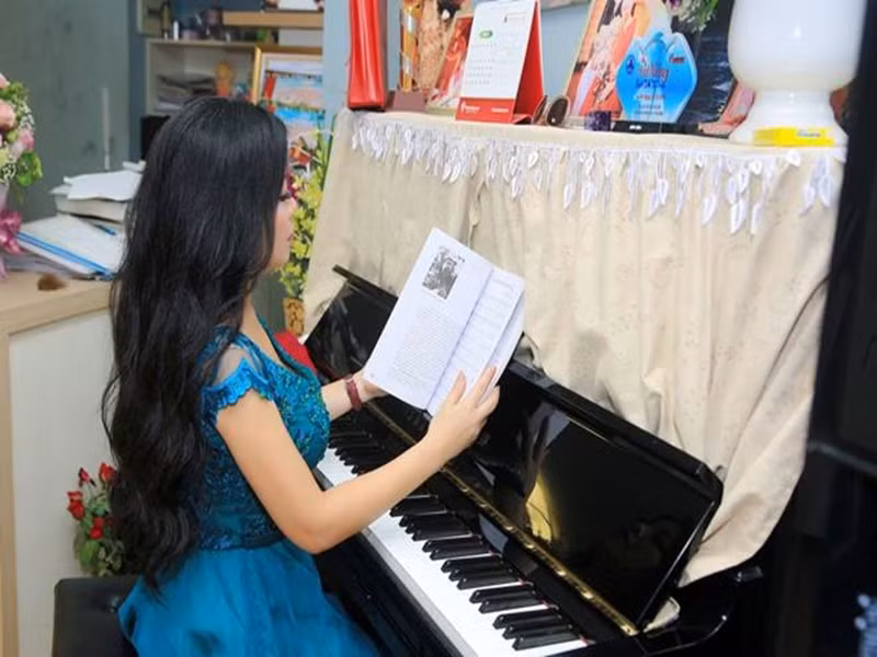 Anh Thơ sống giản dị. “Quần áo, túi xách hàng hiệu thì không bao giờ mua, tủ quần áo nhiều thứ chỉ có vài trăm, vậy thì tiêu gì cho hết tiền”, nữ ca sĩ tâm sự. Ảnh: Người lao động