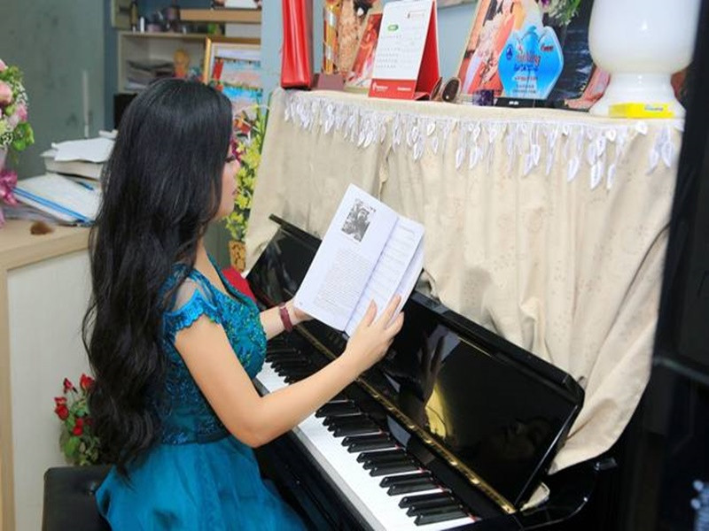 Anh Thơ sống giản dị. “Quần áo, túi xách hàng hiệu thì không bao giờ mua, tủ quần áo nhiều thứ chỉ có vài trăm, vậy thì tiêu gì cho hết tiền”, nữ ca sĩ tâm sự. Ảnh: Người lao động