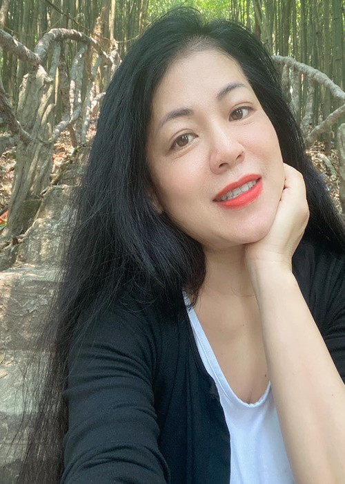 “Mình chấp nhận số phận và nhiều khi tự nhủ, ôi độc thân lại sướng: không phải quá bận tâm gia đình hai bên thế nào, không phải đi bước nữa, yêu nghề yêu con cái. Thôi giờ này đừng nghĩ đến chuyện lấy chồng. Thực ra bên trong tôi cũng “kiêu” phết đấy, để tán Anh Thơ không phải dễ. Tình yêu trai gái với tôi không phải là cái gì quá khát khao, ghê gớm. Với tôi những chuyện đó chỉ có trong văn chương”, Anh Thơ chia sẻ. Ảnh: FBNV